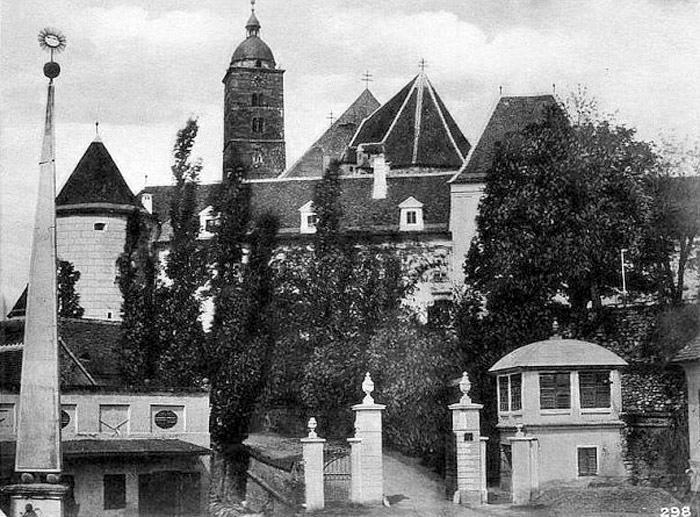 Vlaška - Branjugova 1870. godine. Istočni portal nadbiskupskog vrta s vrtlarevom kućicom. Obelisk je srušen u ljetnoj oluji 1875. godine i nije obnovljen